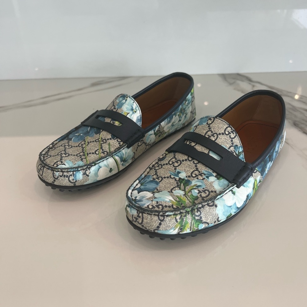 Gucci mens loafer size 8.5 Gucci, fits a mens US 9.5.